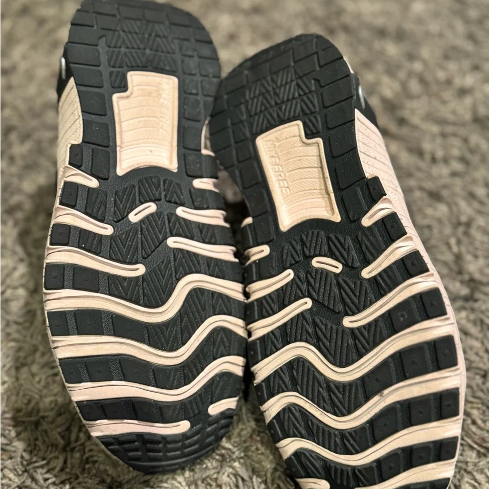 Nike Women's Black and Cream Speckled Metcon - Picture 3 of 4